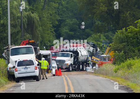 Bildnummer: 54266950  Datum: 31.07.2010  Copyright: imago/Xinhua (100731) -- MARSHALL, July 31, 2010 (Xinhua) -- Workers manuver heavy equipment near an oil spill site outside Marshall, Michigan, the United States, July 31, 2010. A 30 inch (76.2 cm) petroleum pipeline operated by Enbridge Energy of Canada (Calgary, Alberta) ruptured on July 26, spilling an estimated 1 million gallons (3.7 million liters) of raw crude oil into a tributary that feeds the Kalamazoo River near Marshall Township, Michigan. The US Environmental Protection Agency (EPA) and Enbridge are working to contain the spill an Stock Photo