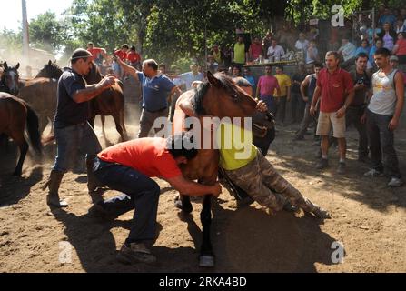 Bildnummer: 54267356 Datum: 01.08.2010 Copyright: imago/Xinhua (100802) -- GALIZIA, 2 agosto 2010 (Xinhua) -- gli abitanti del villaggio cercano di domare un cavallo selvaggio durante l'evento annuale Rapa Das Bestas nel villaggio di Cuspendrinos nella regione della Galizia della Spagna nordoccidentale, 1 agosto 2010. (Xinhua/Chen Haitong) (zx) (9)SPAGNA-GALIZIA-RAPA DAS BESTAS PUBLICATIONxNOTxINxCHN Gesellschaft Tiere traditionelle Feste Volksfest Tierquälerei Pferde Wildpferde zähmen kbdig xub 2010 quer premiumd xint Bildnummer 54267356 Data 01 08 2010 Copyright Imago XINHUA Galicia Aug 2 2010 XINHUA abitanti del villaggio locale cercano di Wil Foto Stock