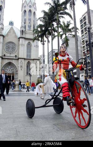 Bildnummer: 54275002 Datum: 03.08.2010 Copyright: imago/Xinhua un attore di una tribù di Porto Alegre nel Brasile meridionale si esibisce a San Paolo, Brasile, 3 agosto 2010. Il quinto festival culturale incentrato sull'usanza popolare è iniziato martedì. Le prestazioni si terranno in 11 stati del Brasile. (Xinhua/Agencia Estado)(zl) BRASILE-SAN PAOLO-PIRATERIA PUBLICATIONxNOTxINxCHN Gesellschaft Tradition Folklore Land Leute kbdig xng 2010 Hoch Bildnummer 54275002 Date 03 08 2010 Copyright Imago XINHUA ad attore da una tribù di Porto Alegre nel Brasile meridionale si esibisce a San Paolo Brasile Aug 3 2010 il 5th Cultu Foto Stock