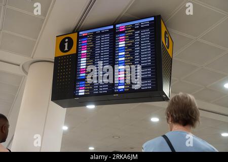 Un imbarco degli arrivi al Terminal 3 dell'Aeroporto Heathrow di Londra che fornisce informazioni sull'arrivo dei voli. Foto Stock