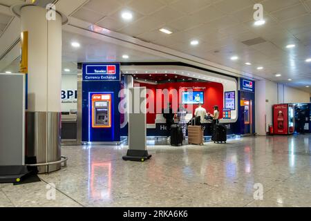 Travelex Currency Exchange stall in London Heathrow Airport Terminal 3 Arrivals Foto Stock