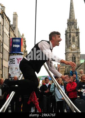 Bildnummer: 54280462  Datum: 06.08.2010  Copyright: imago/Xinhua (100807) -- EDINBURGH, Aug. 7, 2010 (Xinhua) -- A street performer plays stunt on the Royal Mile in central Edinburgh, Britain, Aug. 6, 2010. The Edinburgh Fringe Festival started here on Friday and will last until Aug. 30. As a part of Edinburgh s annual August art season, this year s Fringe expects over 40,000 performances of 2,453 shows to be staged at various venues in Edinburgh. (Xinhua/Zeng Yi)(zx) BRITAIN-EDINBURGH-FRINGE PUBLICATIONxNOTxINxCHN Kultur Performance Strassenkünstler Strassentheater premiumd xint kbdig xng 201 Stock Photo