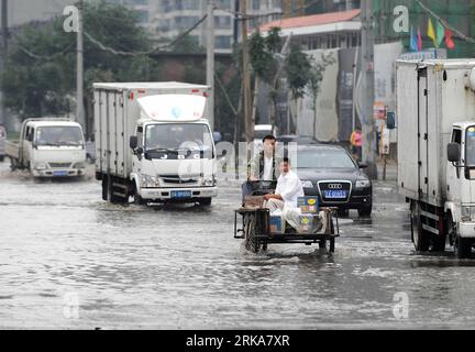 Bildnummer: 54282871 Datum: 08.08.2010 Copyright: imago/Xinhua (100808) -- SHENYANG, 8 agosto 2010 (Xinhua) -- i veicoli corrono su una strada allagata dopo forti piogge a Shenyang, nella provincia di Liaoning della Cina nordorientale, 8 agosto 2010. Le forti piogge hanno colpito Liaoning di nuovo domenica mattina, il dipartimento meteorologico ha emesso avvertimenti sui possibili disastri geologici e di deflusso. (Xinhua/li Gang)(xzj) CHINA-LIAONING-SHENYANG-HEAVY RAININFALL (CN) PUBLICATIONxNOTxINxCHN Gesellschaft Regen Wetter Regenwetter Verkehr Strasse kbdig xsk 2010 quer o0 totale Überschwemmung Bildnummer 54282871 Data Foto Stock