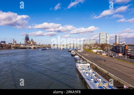 Colonia, Germania - 12 febbraio 2014: Skyline di Colonia con cupola e ponte sotto il cielo blu Foto Stock