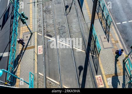 Colonia, Germania - 12 febbraio 2014: Fermata aerea del tram con passeggero in attesa. Foto Stock