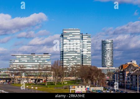 Colonia, Germania - 12 febbraio 2014: Skyline di Colonia con grattacielo moderno a Colonia Deutz sotto il cielo nuvoloso. Foto Stock