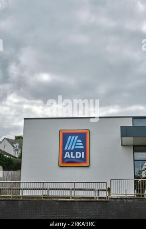 25-08-2023 la parte anteriore e il logo del marchio di una filiale del rivenditore tedesco Aldi Foto Stock