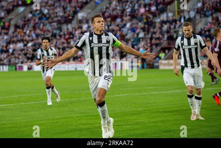 Tynecastle Park, Edimburgo, Regno Unito. 24 agosto 2023. UEFA Europa Conference League gioca la partita di qualificazione; Heart of Midlothian contro PAOK Salonika; Stefan Schwab di PAOK Salonika festeggia dopo aver raggiunto il 1-1, segnando dal punto di rigore al 12° minuto credito: Action Plus Sports/Alamy Live News Foto Stock