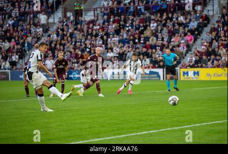 Tynecastle Park, Edimburgo, Regno Unito. 24 agosto 2023. UEFA Europa Conference League gioca la partita di qualificazione; Heart of Midlothian contro PAOK Salonika; Stefan Schwab di PAOK Salonika arriva a 1-1 mentre segna dal punto di rigore al 12° minuto credito: Action Plus Sports/Alamy Live News Foto Stock