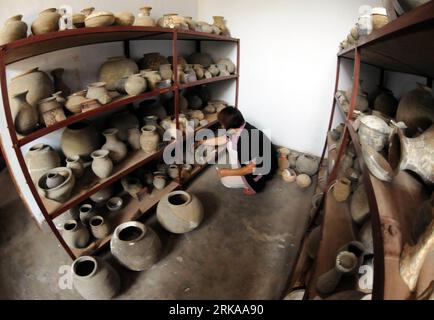 Bildnummer: 54294776  Datum: 13.08.2010  Copyright: imago/Xinhua (100813) -- SHIJIAZHUANG, Aug. 13, 2010 (Xinhua) -- A worker arranges antique potteries excavated from ancient tombs in Xingtai City, north China s Hebei Province. Archeologists have unearthed more than 260 antiques, such as spade-shaped coins, brass bells and pottery vessels, from 93 tombs of the Warring States (475-221 BC) period and the Han Dynasty (202 BC-220 AD) in Xingtai s Zhangduo Village. The move was to protect the antiques from the potential effect brought by China s ongoing project of diverting water from the south to Stock Photo