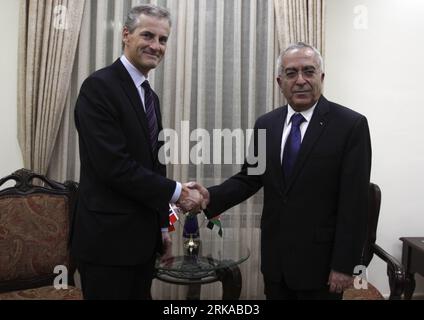 Bildnummer: 54299125 Datum: 15.08.2010 Copyright: imago/Xinhua (100816) -- RAMALLAH, 16 agosto 2010 (Xinhua) -- il primo ministro palestinese Salam Fayyad (R) stringe la mano al ministro degli Esteri norvegese Jonas Gahr Store, prima del loro incontro nella città della riva occidentale di Ramallah, il 15 agosto 2010. (Xinhua/Fadi Arouri) (hy) MIDEAST-RAMALLAH-NORWEGIAN-VISIT PUBLICATIONxNOTxINxCHN People Politik premiumd xint kbdig xkg 2010 quer Bildnummer 54299125 Data 15 08 2010 Copyright Imago XINHUA 100 816 Ramallah Aug 16 2010 XINHUA primi ministri PALESTINESI Salam Fayyad r stringe la mano al Forei norvegese Foto Stock