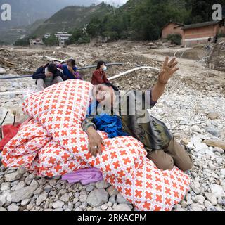 Bildnummer: 54312518  Datum: 18.08.2010  Copyright: imago/Xinhua (100819) -- ZHOUQU, Aug. 19, 2010 (Xinhua) -- Zhang Honghong s mother cries on the debris in Yueyuan Village, Zhouqu County, northwest China s Gansu Province, Aug. 18, 2010. Zhang Honghong, a villager of Yueyuan Village of landslide-hit Zhouqu County, rent a crane on early Wednesday, hoping to find out all the bodies of eight children of his family. Altogether eight children of Zhang Honghong and his two brothers, with the oldest of 17 years old and the youngest six years old, were killed by mudslides that hit the county on Aug. Stock Photo