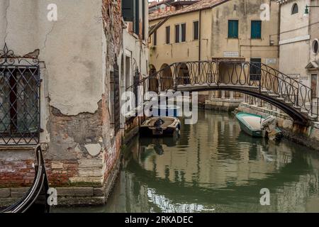 VENEZIA, ITALIA - 17 agosto 2023: Vicoli stretti del Canal grande a venezia Foto Stock