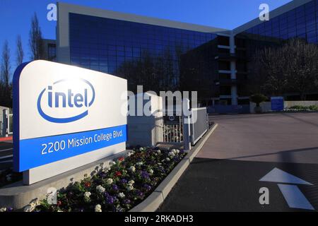 20 agosto 2010 Xinhua -- la foto del file scattata il 25 febbraio 2010 mostra la sede della Intel Corp. Nella Silicon Valley a Carlifornia, negli Stati Uniti. Per rafforzare il proprio business online, giovedì la Intel Corp., il più grande produttore di chip del mondo, ha annunciato di aver accettato di acquistare la società di sicurezza informatica McAfee Inc. Per circa 7,68 miliardi di dollari. Xinhua/Wu Kaixiang jl INTEL-MCAFEE-BUY PUBLICATIONxNOTxINxCHN Foto Stock