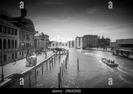 VENEZIA, ITALIA - 17 agosto 2023: Vista sul Canal grande di venezia con barche e gondole Foto Stock