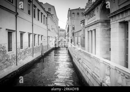 VENEZIA, ITALIA - 17 agosto 2023: Vicoli stretti del Canal grande a venezia Foto Stock