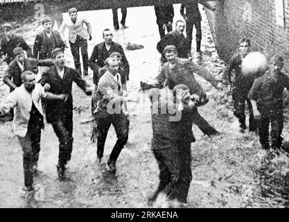 Royal Shrovetide Football Match, Ashbourne, inizio anni '1900 Foto Stock