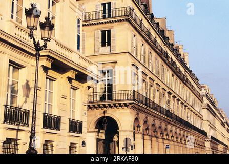 Rue de Rivoli Parigi, Francia. Portici e edifici residenziali di lusso che si affacciano sulle Tuileries. Architettura del XIX secolo Haussmann Foto Stock