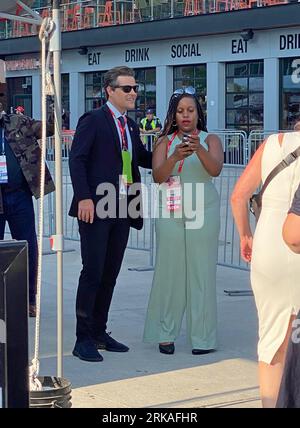 Milwaukee, Wisconsin, USA - 23 agosto 2023: Un fan scatta una foto con il rappresentante repubblicano del Congresso Matt Gaetz della Florida all'ingresso del primo dibattito presidenziale repubblicano del 2024. Foto Stock