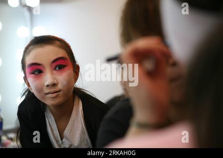 Bildnummer: 54360135  Datum: 27.08.2010  Copyright: imago/Xinhua (100828) -- BEIJING, Aug. 28, 2010 (Xinhua) -- A girl actor looks at her peer getting make up before they make the debut of Red Cliff, one of the highlights in the Chinese classics the Romance of the Three Kingdoms, in the form of Peking Opera in the National Center for the Performing Arts in Beijing, capital of China, Aug. 27, 2010. The 110 young actors are within the age range of seven to twelve years old, including 21 nation-wide recuited main actors. (Xinhua/Cui Xinyu) CHINA-BEIJING-CHILDREN-PEKING OPERA (CN) PUBLICATIONxNOTx Stock Photo