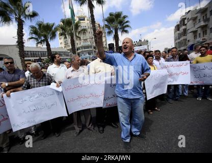 Bildnummer: 54384034  Datum: 01.09.2010  Copyright: imago/Xinhua (100901) -- RAMALLAH, Sept. 1, 2010 (Xinhua) -- Palestinians chant slogans during a rally against the resumption of the Palestinian-Israeli direct peace talks, in the West Bank city of Ramallah on Sept. 1, 2010. About 600 Palestinians attended the rally on Wednesday, calling on President Mahmoud Abbas not to take part in the direct peace talks. (Xinhua/Fadi Arouri) (ypf) MIDEAST-RAMALLAH-RALLY-PEACE TALKS PUBLICATIONxNOTxINxCHN Gesellschaft Palästina kbdig xcb 2010 quer  o0 Protest Friedensgespräche Nahost Gipfel Nahostgipfel Nah Stock Photo