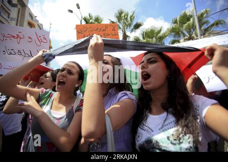 Bildnummer: 54384036 Datum: 01.09.2010 Copyright: imago/Xinhua (100901) -- RAMALLAH, 1 settembre 2010 (Xinhua) -- i palestinesi cantano slogan durante una manifestazione contro la ripresa dei colloqui di pace diretti israelo-palestinese, nella città di Ramallah in Cisgiordania il 1 settembre 2010. Circa 600 palestinesi hanno partecipato alla manifestazione mercoledì, invitando il Presidente Mahmoud Abbas a non partecipare ai colloqui diretti di pace. (Xinhua/Fadi Arouri) (ypf) COLLOQUI DI PACE MIDEAST-RAMALLAH-RALLY PUBLICATIONxNOTxINxCHN Gesellschaft Palästina kbdig xcb 2010 quer o0 protesta Friedensgespräche Nahost Gipfel Nahostgipfel Nah Foto Stock