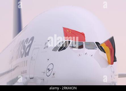 Bildnummer: 54390872  Datum: 02.09.2010  Copyright: imago/Xinhua (100902) -- BEIJING, Sept. 2, 2010 (Xinhua) -- CEO of German airline Lufthansa Wolfgang Mayrhuber waves a Chinese national flag as Lufthansa s Airbus A380 arrives at Beijing Capital International Airport for the first time in Beijing, capital of China, Sept. 2, 2010. The airplane, Lufthansa s third Airbus A380, will fly from Frankfurt to Beijing regularly. (Xinhua/Ma Ruzhuang) (zhs) CHINA-BEIJING-LUFTHANSA-AIRBUS A380 (CN) PUBLICATIONxNOTxINxCHN Gesellschaft Verkehr Luftfahrt Transport Logistik Wirtschaft Premiumd kbdig xub 2010 Stock Photo