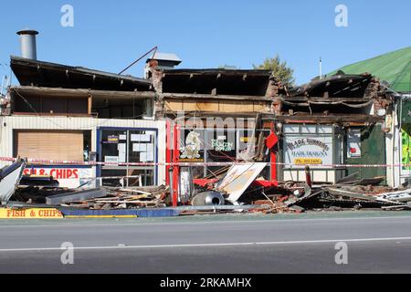 Bildnummer: 54402098 Datum: 04.09.2010 Copyright: imago/Xinhua (100904) -- CHRISTCHURCH, 4 settembre 2010 (Xinhua) -- Un cordone è postato intorno agli edifici danneggiati dal terremoto a Christchurch, nuova Zelanda, 4 settembre 2010. Un coprifuoco notturno è stato imposto a Christchurch e Kaiapoi, nella zona centrale di South Island in nuova Zelanda, a seguito del grande terremoto che ha scosso la regione all'inizio di sabato. Il terremoto di magnitudo 7,1 si è verificato alle 4,35 ora locale di sabato, 40 km a ovest di Christchurch, ad una profondità di circa 10 km Ci sono stati 22 post-shock, il più forte a 5,3 magnitudo, New Z Foto Stock