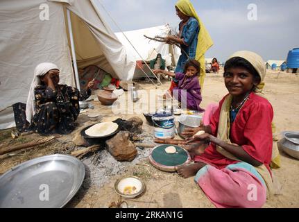 Bildnummer: 54406165 Datum: 06.09.2010 Copyright: imago/Xinhua (100906) - THATTA (PAKISTAN), 6 settembre 2010 (Xinhua) -- le ragazze pakistane si preparano per il pranzo in un campo improvvisato a Thatta, una delle regioni più colpite del Pakistan, il 6 settembre 2010. Il primo ministro pakistano Syed Yousuf Raza Gilani ha dichiarato lunedì che le devastanti inondazioni hanno ucciso oltre 1.752 e 2.697 persone sono rimaste ferite. (Xinhua/Yuan Man) (zl) PAKISTAN-THATTA-FLOOD-LIFE PUBLICATIONxNOTxINxCHN Gesellschaft Naturkatastrophe Hochwasser Flut Flüchtlinge Flüchtlingslager Lager kbdig xmk 2010 quer o0 tipo Bildnummer 54406 Foto Stock