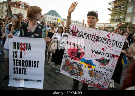 Varsavia, Polonia. 24 agosto 2023. I manifestanti ucraini detengono cartelli anti-guerra e anti-russi durante la manifestazione, che segna il giorno dell'indipendenza dell'Ucraina. Migliaia di rifugiati ucraini che vivevano a Varsavia si sono riuniti nella città Vecchia per celebrare il 32° giorno dell'indipendenza dell'Ucraina, il 24 agosto, e allo stesso tempo per protestare contro l'invasione russa lunga 1,5 anni. Molti portavano con sé le bandiere nazionali dell'Ucraina, gli avvisi necrologi e numerosi partecipanti avevano lacrime agli occhi. Credito: SOPA Images Limited/Alamy Live News Foto Stock