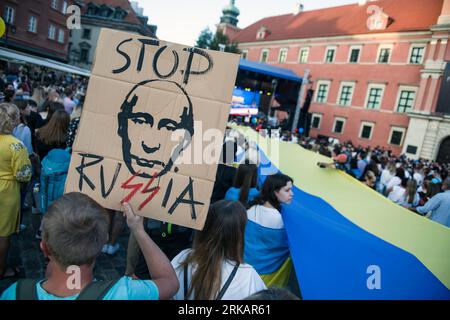 Varsavia, Polonia. 24 agosto 2023. I manifestanti ucraini detengono cartelli anti-guerra e anti-russi durante la manifestazione, che segna il giorno dell'indipendenza dell'Ucraina. Migliaia di rifugiati ucraini che vivevano a Varsavia si sono riuniti nella città Vecchia per celebrare il 32° giorno dell'indipendenza dell'Ucraina, il 24 agosto, e allo stesso tempo per protestare contro l'invasione russa lunga 1,5 anni. Molti portavano con sé le bandiere nazionali dell'Ucraina, gli avvisi necrologi e numerosi partecipanti avevano lacrime agli occhi. (Foto di Attila Husejnow/SOPA Images/Sipa USA) credito: SIPA USA/Alamy Live News Foto Stock