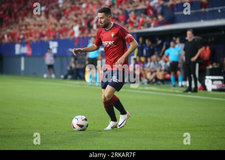 Pamplona, Spagna, 24 agosto 2023: Il giocatore di CA Osasuna Moi Gomez (16) con la palla durante la partita di andata della UEFA Europa Conference League 2023-24 Preliminary Round tra CA Osasuna e Club Brugge nello Stadio El Sadar, a Pamplona, il 24 agosto 2023. Credito: Alberto Brevers / Alamy Live News. Foto Stock