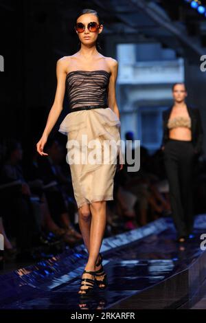 Bildnummer: 54418999  Datum: 10.09.2010  Copyright: imago/Xinhua (100911) -- NEW YORK, Sept. 11, 2010 (Xinhua) -- A model presents a creation of designer Jason Wu during the 2011 Spring Summer Fashion Week in New York City, the United States, Sept. 10, 2010. (Xinhua/Wu Kaixiang) (ypf) US-NYC-FASHION WEEK-JASON WU PUBLICATIONxNOTxINxCHN Gesellschaft Mode Modewoche Model Freisteller kbdig xsp 2010 hoch     Bildnummer 54418999 Date 10 09 2010 Copyright Imago XINHUA  New York Sept 11 2010 XINHUA a Model Presents a Creation of Designers Jason Wu during The 2011 Spring Summer Fashion Week in New Yor Stock Photo