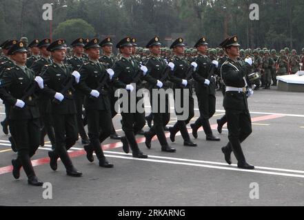 Bildnummer: 54420320 Datum: 11.09.2010 Copyright: imago/Xinhua CITTÀ DEL MESSICO, 12 settembre 2010 (Xinhua) -- Honour Guards of the ChinesexPeoplesxLiberation Army (PLA) provano una parata militare, la prima del suo genere associandosi con le loro controparti di altri paesi, in vista del 200° anniversario dell'indipendenza del Messico a città del Messico, capitale del Messico, 11 settembre 2010. Il Messico celebrerà il suo 200 anniversario di indipendenza il 15 settembre. Il giorno dopo si terrà una parata militare. Le guardie d'onore di alcuni paesi invitati come la Cina, gli Stati Uniti, la Russia e la Spagna si uniranno alla pa Foto Stock