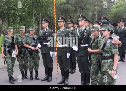 Bildnummer: 54420315 Datum: 11.09.2010 Copyright: imago/Xinhua CITTÀ DEL MESSICO, 12 settembre 2010 (Xinhua) -- Honour Guards of the ChinesexPeoplesxLiberation Army (PLA) posare per una foto di gruppo con i loro amici stranieri dopo aver provato una parata militare, la prima del suo genere associandosi con le loro controparti di altri paesi, in vista del 200 ° anniversario dell'indipendenza del Messico a città del Messico, capitale del Messico, 11 settembre 2010. Il Messico celebrerà il suo 200 anniversario di indipendenza il 15 settembre. Il giorno dopo si terrà una parata militare. Le guardie d'onore di alcuni paesi invitati come C Foto Stock