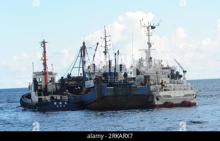 Bildnummer: 54420447 Datum: 12.09.2010 Copyright: imago/Xinhua OKINAWA, 12 settembre 2010 (Xinhua) - il peschereccio cinese da pesca è affiancato da due navi della Guardia Costiera giapponese durante un'indagine delle autorità giapponesi vicino all'isola di Ishigaki nella prefettura di Okinawa in Giappone 12 settembre 2010. Domenica mattina, le autorità giapponesi hanno trainato il peschereccio cinese verso il mare vicino all'isola di Ishigaki nella prefettura di Okinawa per riconquistare la situazione quando si è scontrato con due navi di pattuglia della guardia costiera giapponese al largo delle isole Diaoyu nel Mar Cinese orientale il martedì. La Cina si oppone fermamente a qualsiasi cosa Foto Stock