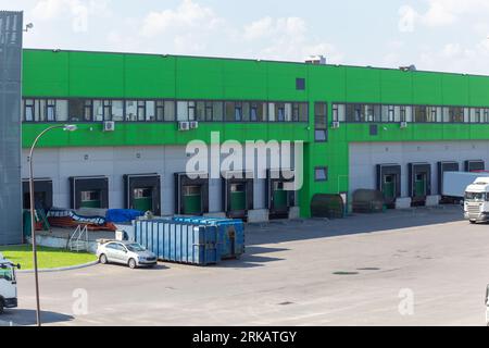 Fila di banchine di carico con sportelli a serranda. Cancelli di deposito per il carico e lo scarico di merci in un centro distribuito. Aree di carico e scarico per truc Foto Stock