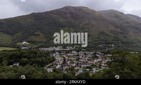 The Scottish village of Kinlochleven as seen from a drone point of view on a cloudy summers day. Foto Stock