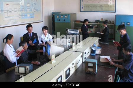 Bildnummer: 54441696 Datum: 16.09.2010 Copyright: imago/Xinhua PYONGYANG, 16 settembre 2010 (Xinhua) - foto rilasciata dalla Korean Central News Agency il 16 settembre 2010 mostra studenti e insegnanti in una classe della Chongjin University of Light Industry a Chongjin, North Hamgyong-do, la Repubblica Popolare Democratica di Corea. (Xinhua/KCNA) (yc) RPDC-CHONGJIN-UNIVERSITY PUBLICATIONxNOTxINxCHN Gesellschaft Bildung Universität Nordkorea Student kbdig xng 2010 quer Bildnummer 54441696 Date 16 09 2010 Copyright Imago XINHUA Pyongyang Sept 16 2010 XINHUA Photo Released by Korean Central News Agency o Foto Stock