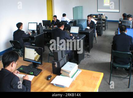 Bildnummer: 54441695 Datum: 16.09.2010 Copyright: imago/Xinhua PYONGYANG, 16 settembre 2010 (Xinhua) - foto rilasciata dalla Korean Central News Agency il 16 settembre 2010 mostra studenti e insegnanti in una classe della Chongjin University of Light Industry a Chongjin, North Hamgyong-do, la Repubblica Popolare Democratica di Corea. (Xinhua/KCNA) (yc) RPDC-CHONGJIN-UNIVERSITY PUBLICATIONxNOTxINxCHN Gesellschaft Bildung Universität Nordkorea Student kbdig xng 2010 quer Bildnummer 54441695 Date 16 09 2010 Copyright Imago XINHUA Pyongyang Sept 16 2010 XINHUA Photo Released by Korean Central News Agency o Foto Stock