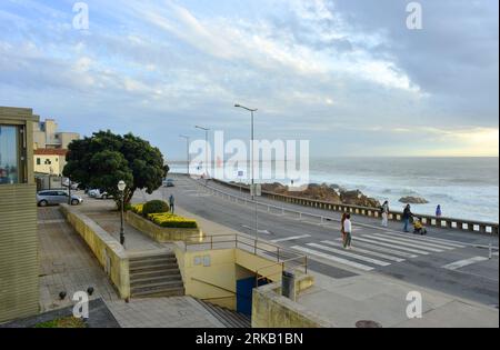 Splendida vista sul mare e sul lungomare di Foz de Douro, Porto Foto Stock