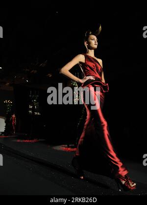 Bildnummer: 54449394  Datum: 21.09.2010  Copyright: imago/Xinhua (100921) -- MADRID, Sept. 21, 2010 (Xinhua) -- A model presents a creation of designer Hannibal Laguna during a fashion show in Madrid, Spain, Sept. 21, 2010. (Xinhua/Chen Haitong) (axy) SPAIN-MADRID-FASHION-HANNIBAL LAGUNA PUBLICATIONxNOTxINxCHN Gesellschaft Entertainment Modenschau Model Modewoche Damenmode kbdig xdp premiumd xint 2010 hoch Highlight  o0 Freisteller    Bildnummer 54449394 Date 21 09 2010 Copyright Imago XINHUA  Madrid Sept 21 2010 XINHUA a Model Presents a Creation of Designers Hannibal Laguna during a Fashion Stock Photo