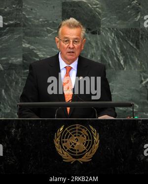 (100921) -- NEW YORK, 21 settembre 2010 (Xinhua) -- il presidente ungherese Pal Schmitt parla durante il vertice degli obiettivi di sviluppo del Millennio (MDG) delle Nazioni Unite (ONU) presso la sede delle Nazioni Unite a New York 21 settembre 2010. (Xinhua/Shen Hong) (nxl) VERTICE DEGLI OBIETTIVI DI SVILUPPO DEL MILLENNIO PUBLICATIONxNOTxINxCHN 100921 New York 21 settembre 2010 XINHUA il presidente ungherese Pal Schmitt parla durante il vertice DEGLI OBIETTIVI di sviluppo del Millennio delle Nazioni Unite PRESSO la sede delle Nazioni Unite a New York 21 settembre 2010 XINHUA Shen Hong nxl Vertice DEGLI OBIETTIVI DI sviluppo del Millennio delle Nazioni Unite PUBLICATIONxNOTxINCHN Foto Stock