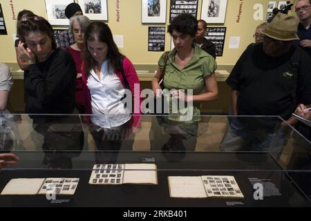 Bildnummer: 54464467 Datum: 24.09.2010 Copyright: imago/Xinhua (100924) -- NEW YORK, 24 settembre 2010 (Xinhua) -- Visit the Mexican Suitcase --Rediscovered Spanish Civil War negative by Capa, Chim, and Taro Exhibition at the International Center of Photography in New York, Stati Uniti, 23 settembre 2010. La valigetta messicana per la prima volta ha dato al pubblico l'opportunità di sperimentare le immagini tratte da questa famosa collezione di negativi recuperati. Nel dicembre 2007, tre scatole riempite di rotoli di film, contenenti negativi di 4.500 35 mm della guerra civile spagnola di Robert Capa, Gerda Taro Foto Stock