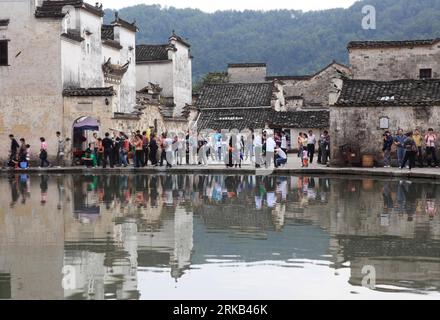 Bildnummer: 54464542  Datum: 24.09.2010  Copyright: imago/Xinhua (100925) -- HUANGSHAN, Sept. 25, 2010 (Xinhua) -- Tourists visit Hongcun Ancient Village, designated as a UNESCO world heritage site, in Huangshan, east China s Anhui Province, on Sept. 24, 2010, the last day of the country s 3-day vocation of Mid-Autumn Festival. (Xinhua/Ni Shoubing) (hdt)  CHINA-ANHUI-TOURISM (CN) PUBLICATIONxNOTxINxCHN Reisen CHN kbdig xng 2010 quer    Bildnummer 54464542 Date 24 09 2010 Copyright Imago XINHUA  Huang Shan Sept 25 2010 XINHUA tourists Visit Hongcun Ancient Village Designated As a Unesco World H Stock Photo