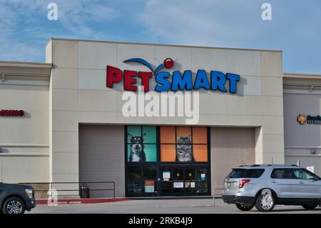 Houston, Texas USA 07-04-2023: PetSmart storefront exterior and parking lot in Houston, TX. American pet superstore chain founded in 1986. Stock Photo