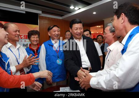 Bildnummer: 54472143 Datum: 26.09.2010 Copyright: imago/Xinhua (100927) -- SHANGHAI, 27 settembre 2010 (Xinhua) -- il vicepresidente cinese Xi Jinping (3rd R Front) incontra i residenti presso la comunità di Wuliqiao nel distretto Luwan di Shanghai, Cina orientale, 26 settembre 2010. XI ha fatto un tour di ispezione a Shanghai dal 25 al 27 settembre. (Xinhua/Liu Weibing) (mcg) CHINA-SHANGHAI-XI JINPING-INSPECTION (CN) PUBLICATIONxNOTxINxCHN People Politik kbdig xmk 2010 quer Bildnummer 54472143 Data 26 09 2010 Copyright Imago XINHUA Shanghai settembre 27 2010 XINHUA Vice Presidente cinese Xi Jinping 3rd r Front me Foto Stock