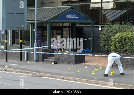 Parade, Birmingham, 24 agosto 2023: Un ufficiale forense esamina la scena dopo che un ragazzo di 16 anni è stato pugnalato fuori dall'University College di Birmingham giovedì pomeriggio. Un portavoce della polizia ha detto a BirminghamLive: "Siamo stati chiamati a un pugnalato fuori dall'University College di Birmingham a Ladywood, alle 14:40 di oggi (24 agosto). Un sedicenne è stato ricoverato in ospedale con gravi ferite. "Le nostre richieste sono in fase iniziale e chiunque disponga di informazioni è invitato a contattarci tramite chat dal vivo sul nostro sito Web o chiamando il numero 101 e il registro delle quotazioni 2794 del 24 agosto." Credito: Stop Press Media/Alamy Live News Foto Stock