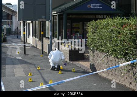 Parade, Birmingham, 24 agosto 2023: Un ufficiale forense esamina la scena dopo che un ragazzo di 16 anni è stato pugnalato fuori dall'University College di Birmingham giovedì pomeriggio. Un portavoce della polizia ha detto a BirminghamLive: "Siamo stati chiamati a un pugnalato fuori dall'University College di Birmingham a Ladywood, alle 14:40 di oggi (24 agosto). Un sedicenne è stato ricoverato in ospedale con gravi ferite. "Le nostre richieste sono in fase iniziale e chiunque disponga di informazioni è invitato a contattarci tramite chat dal vivo sul nostro sito Web o chiamando il numero 101 e il registro delle quotazioni 2794 del 24 agosto." Credito: Stop Press Media/Alamy Live News Foto Stock