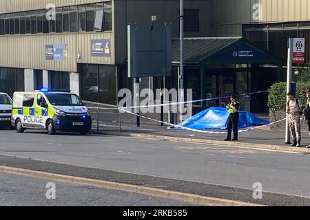 Parade, Birmingham, 24 agosto 2023: Un ufficiale forense esamina la scena dopo che un ragazzo di 16 anni è stato pugnalato fuori dall'University College di Birmingham giovedì pomeriggio. Un portavoce della polizia ha detto a BirminghamLive: "Siamo stati chiamati a un pugnalato fuori dall'University College di Birmingham a Ladywood, alle 14:40 di oggi (24 agosto). Un sedicenne è stato ricoverato in ospedale con gravi ferite. "Le nostre richieste sono in fase iniziale e chiunque disponga di informazioni è invitato a contattarci tramite chat dal vivo sul nostro sito Web o chiamando il numero 101 e il registro delle quotazioni 2794 del 24 agosto." Credito: Stop Press Media/Alamy Live News Foto Stock